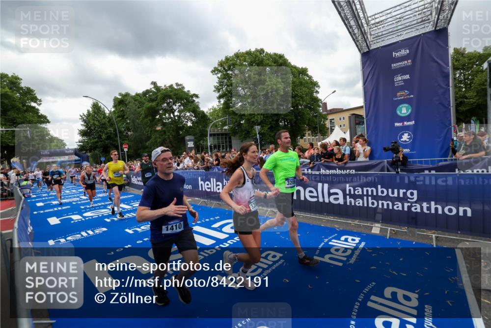 29.06.2025 - hella hamburg halbmarathon Zöllner http://msf.ph/oto/8422191 29.06.2025 10:54:13 Ziel 1410, 3208, 3209, 3898, 5638, 6294, 6443, 6581, 8390, 9791, 12213, 13397, 13794, 15169, 15524, 16780, 16871 meine-sportfotos.de
