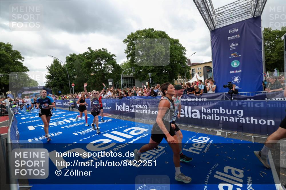 29.06.2025 - hella hamburg halbmarathon Zöllner http://msf.ph/oto/8422251 29.06.2025 10:54:15 Ziel 3103, 3177, 3861, 3898, 5638, 6082, 6084, 6294, 6443, 6581, 7274, 8390, 9791, 12213, 13033, 13397, 13794, 15169, 15524, 16527, 16780, 16871 meine-sportfotos.de