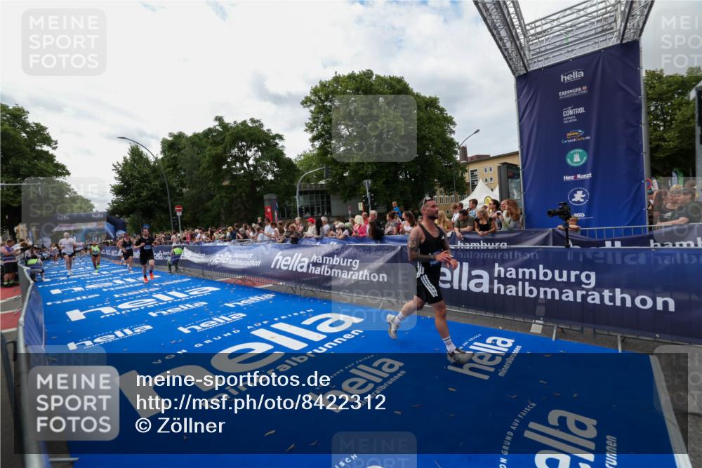 29.06.2025 - hella hamburg halbmarathon Zöllner http://msf.ph/oto/8422312 29.06.2025 10:32:30 Ziel 5070, 5746, 7845, 8883, 10484, 11745, 13199, 16957, 18562, 18563 meine-sportfotos.de