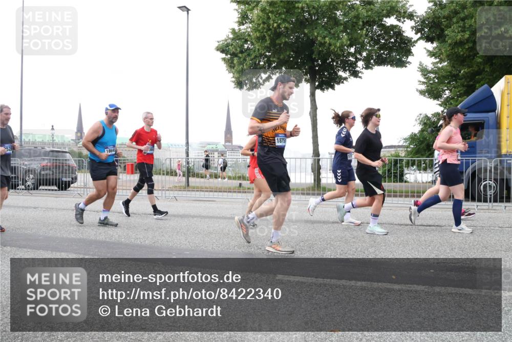 29.06.2025 - hella hamburg halbmarathon Lena Gebhardt http://msf.ph/oto/8422340 29.06.2025 10:52:48 Lombardsbrücke 1369, 1826, 2146, 2291, 2362, 2420, 2528, 2701, 2983, 2988, 3140, 3227, 3645, 3787, 4591, 4729, 5360, 6135, 6521, 6671, 7032, 7511, 7681, 7735, 7737, 7812, 8641, 9068, 9070, 9103, 9545, 9731, 10055, 10080, 10392, 10417, 10568, 10600, 10879, 10928, 10981, 11084, 11297, 11520, 11524, 11919, 12127, 12128, 12546, 12994, 14009, 14765, 14807, 14977, 14979 meine-sportfotos.de