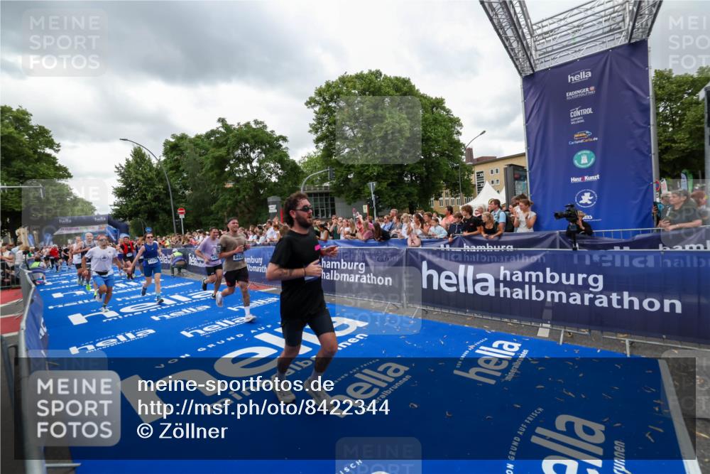 29.06.2025 - hella hamburg halbmarathon Zöllner http://msf.ph/oto/8422344 29.06.2025 10:54:18 Ziel 3103, 3177, 3861, 3898, 6082, 6084, 6443, 7274, 8223, 9791, 11430, 12213, 13033, 13794, 13803, 15169, 15524, 16527, 16574, 16750, 16780, 17087 meine-sportfotos.de