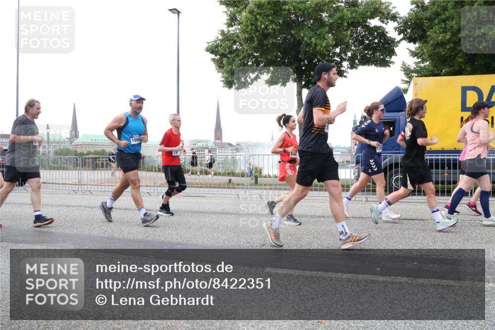 29.06.2025 - hella hamburg halbmarathon Lena Gebhardt http://msf.ph/oto/8422351 29.06.2025 10:52:48 Lombardsbrücke 18645, 14, 51, 1369, 1826, 2146, 2291, 2362, 2420, 2528, 2701, 2983, 2988, 3140, 3227, 3645, 3787, 4591, 4729, 5360, 6135, 6521, 6671, 7032, 7511, 7681, 7735, 7737, 7812, 8641, 9068, 9070, 9103, 9545, 9731, 10055, 10080, 10392, 10417, 10568, 10600, 10879, 10928, 10981, 11084, 11297, 11520, 11524, 11919, 12127, 12128, 12546, 12994, 14009, 14765, 14807, 14977, 14979 meine-sportfotos.de