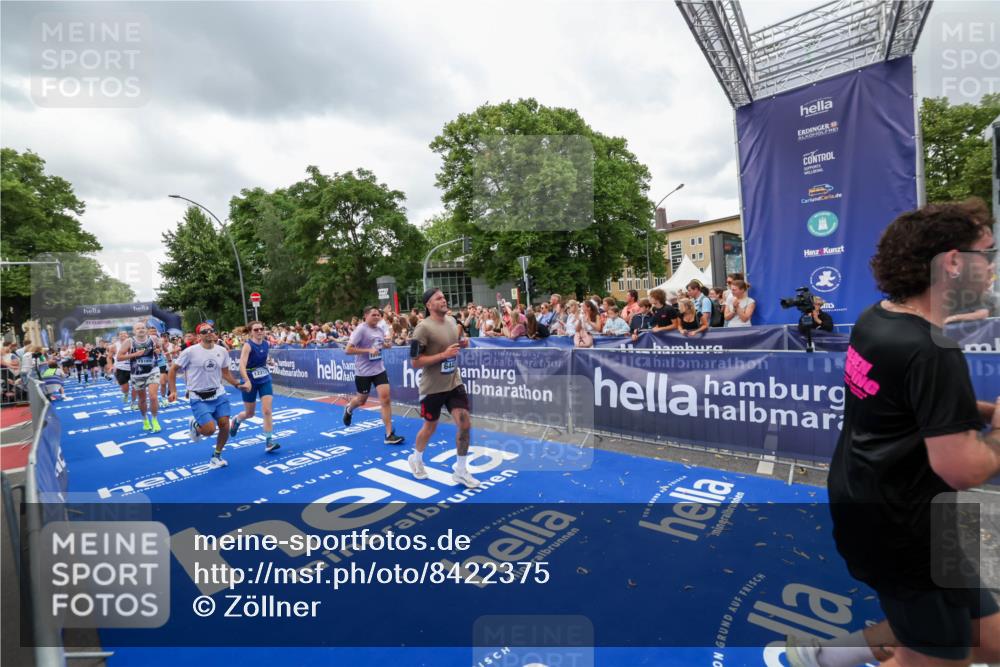 29.06.2025 - hella hamburg halbmarathon Zöllner http://msf.ph/oto/8422375 29.06.2025 10:54:18 Ziel 3103, 3177, 3861, 3898, 6082, 6084, 6443, 7274, 8223, 9791, 11430, 12213, 13033, 13794, 13803, 15169, 15524, 16527, 16574, 16750, 16780, 17087 meine-sportfotos.de