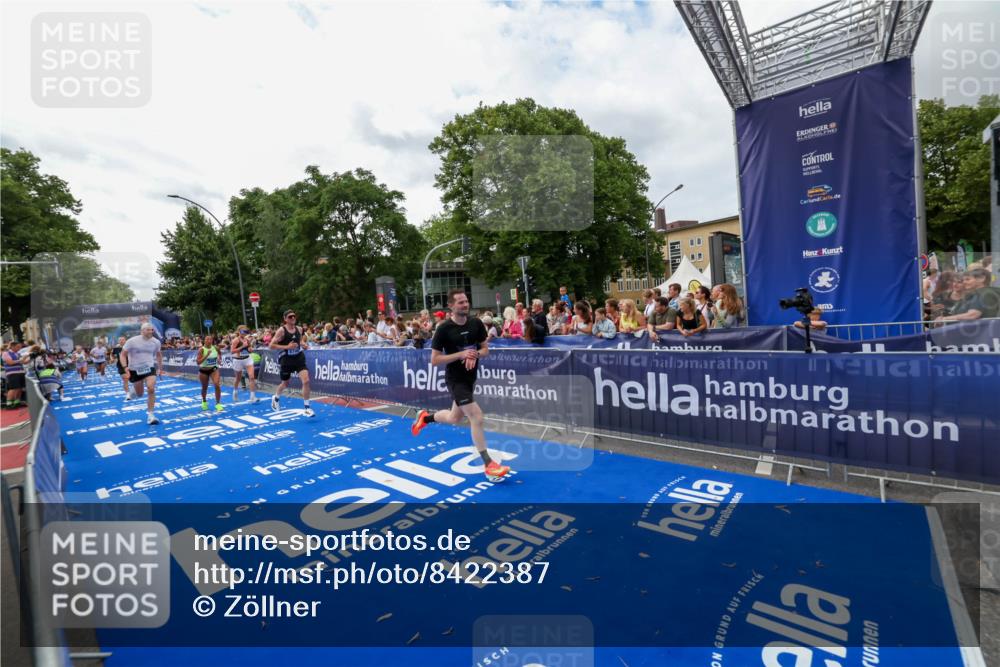 29.06.2025 - hella hamburg halbmarathon Zöllner http://msf.ph/oto/8422387 29.06.2025 10:32:32 Ziel 5070, 5746, 7845, 8883, 11745, 13199, 16957, 18135, 18562, 18563 meine-sportfotos.de