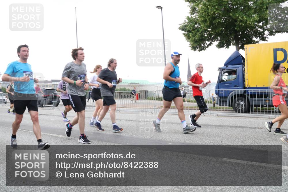 29.06.2025 - hella hamburg halbmarathon Lena Gebhardt http://msf.ph/oto/8422388 29.06.2025 10:52:48 Lombardsbrücke 2362, 9103, 252, 4, 1369, 1826, 2146, 2291, 2362, 2420, 2528, 2701, 2983, 2988, 3140, 3227, 3645, 3787, 4591, 4729, 5360, 6135, 6521, 6671, 7032, 7511, 7681, 7735, 7737, 7812, 8641, 9068, 9070, 9103, 9545, 9731, 10055, 10080, 10392, 10417, 10568, 10600, 10879, 10928, 10981, 11084, 11297, 11520, 11524, 11919, 12127, 12128, 12546, 12994, 14009, 14765, 14807, 14977, 14979 meine-sportfotos.de