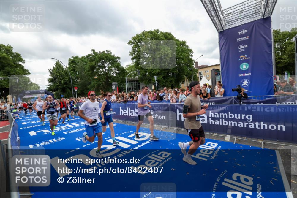 29.06.2025 - hella hamburg halbmarathon Zöllner http://msf.ph/oto/8422407 29.06.2025 10:54:19 Ziel 3103, 3177, 3861, 3898, 6082, 6084, 6443, 7274, 8223, 11430, 12213, 13033, 13803, 15169, 15524, 16527, 16574, 16750, 16780, 16879, 17087 meine-sportfotos.de