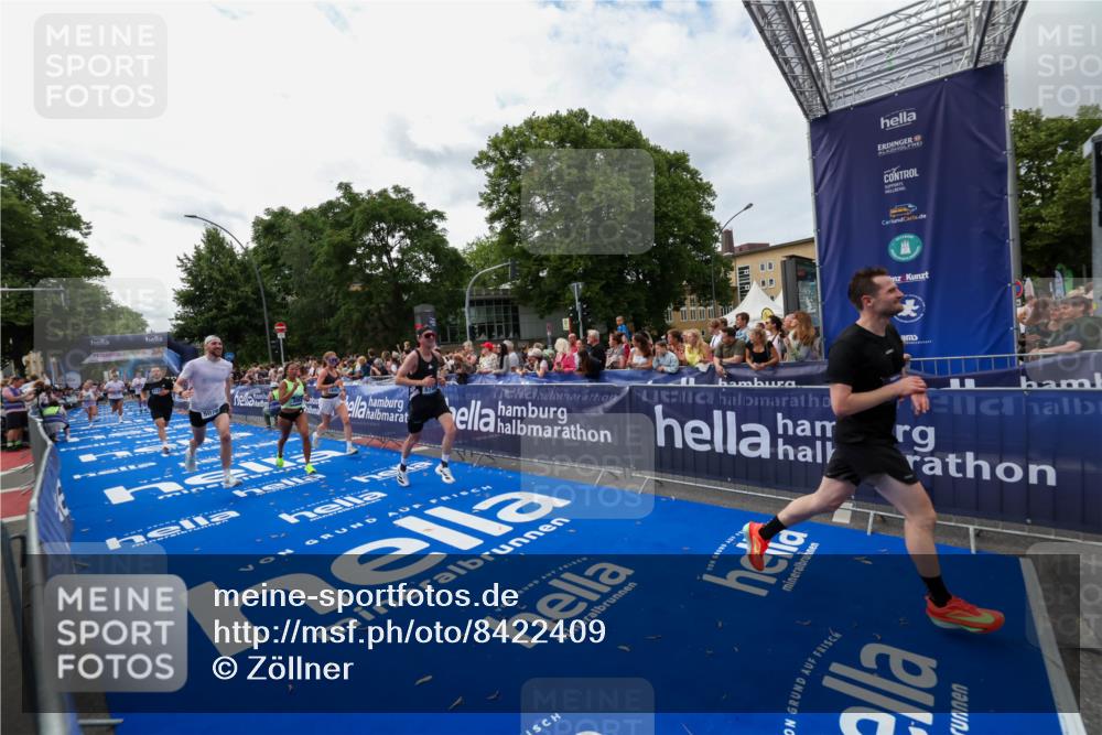 29.06.2025 - hella hamburg halbmarathon Zöllner http://msf.ph/oto/8422409 29.06.2025 10:32:33 Ziel 1707, 5070, 5746, 7845, 8883, 11745, 11877, 13199, 16957, 18135, 18562, 18563 meine-sportfotos.de
