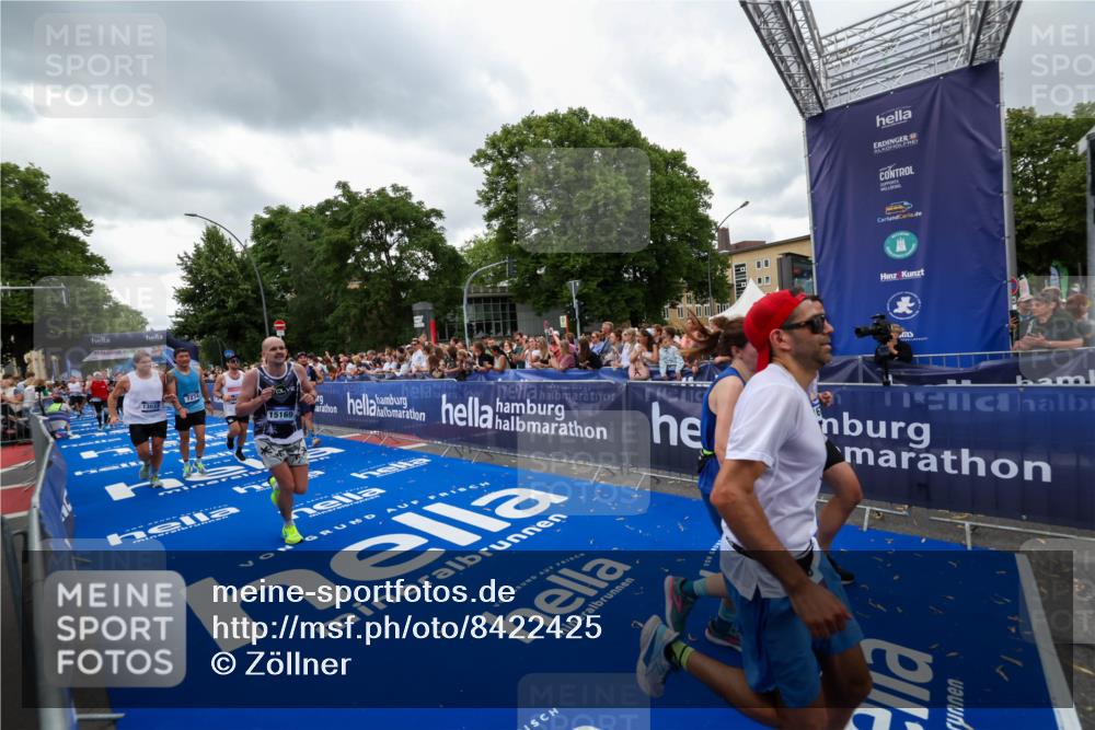 29.06.2025 - hella hamburg halbmarathon Zöllner http://msf.ph/oto/8422425 29.06.2025 10:54:20 Ziel 1267, 3103, 3177, 3861, 3898, 6082, 6084, 6443, 7274, 8223, 11430, 12213, 13033, 13289, 13803, 15169, 15946, 16527, 16574, 16750, 16780, 16879, 17087, 17698, 18268 meine-sportfotos.de