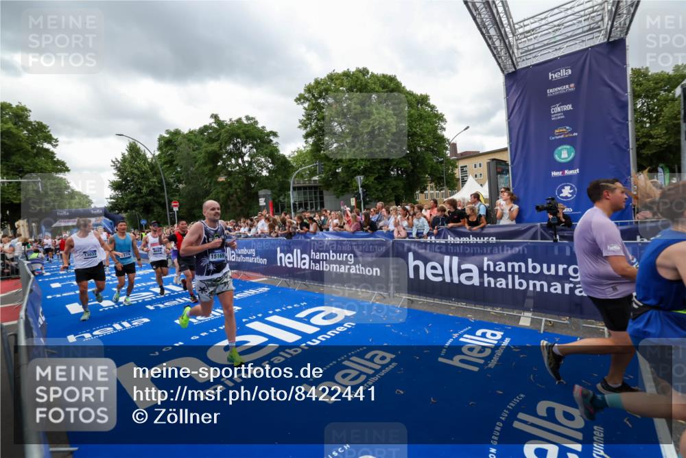 29.06.2025 - hella hamburg halbmarathon Zöllner http://msf.ph/oto/8422441 29.06.2025 10:54:20 Ziel 1267, 3103, 3177, 3861, 3898, 6082, 6084, 6443, 7274, 8223, 11430, 12213, 13033, 13289, 13803, 15169, 15946, 16527, 16574, 16750, 16780, 16879, 17087, 17698, 18268 meine-sportfotos.de