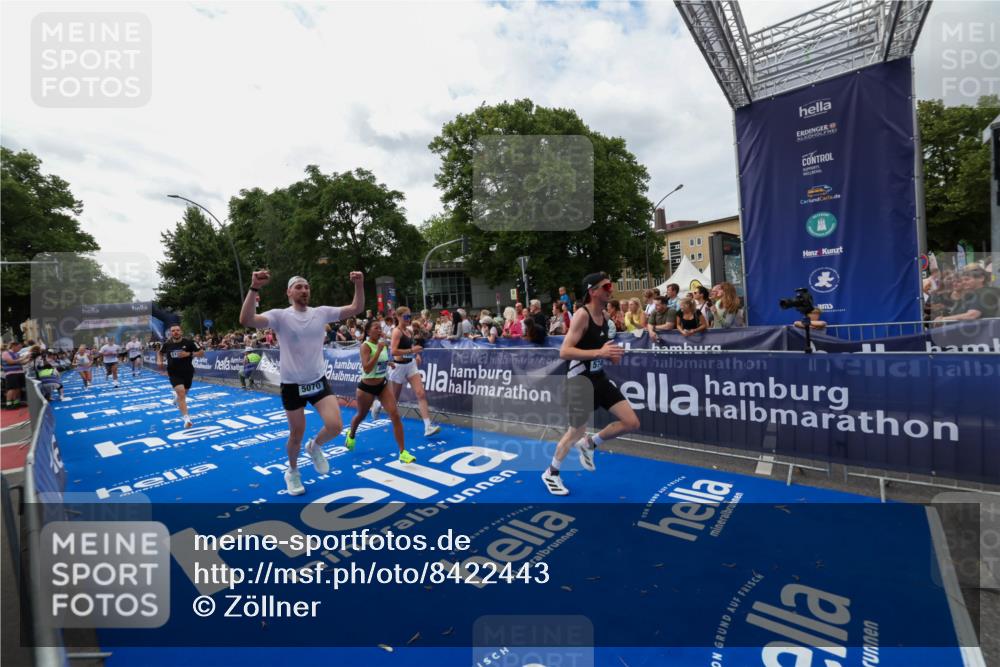 29.06.2025 - hella hamburg halbmarathon Zöllner http://msf.ph/oto/8422443 29.06.2025 10:32:34 Ziel 1707, 5070, 5746, 8883, 11745, 11877, 13199, 16957, 18135, 18562, 18563 meine-sportfotos.de