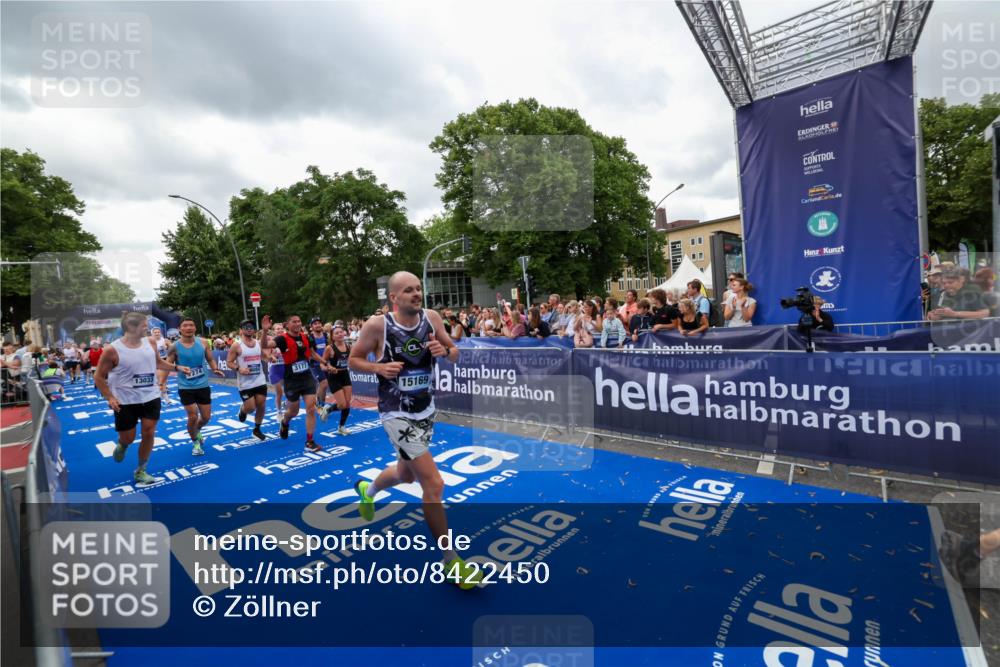 29.06.2025 - hella hamburg halbmarathon Zöllner http://msf.ph/oto/8422450 29.06.2025 10:54:20 Ziel 1267, 3103, 3177, 3861, 3898, 6082, 6084, 6443, 7274, 8223, 11430, 12213, 13033, 13289, 13803, 15169, 15946, 16527, 16574, 16750, 16780, 16879, 17087, 17698, 18268 meine-sportfotos.de