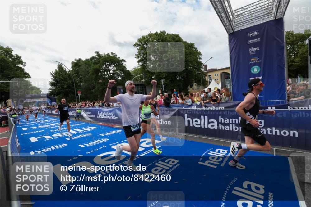 29.06.2025 - hella hamburg halbmarathon Zöllner http://msf.ph/oto/8422460 29.06.2025 10:32:34 Ziel 1707, 5070, 5746, 8883, 11745, 11877, 13199, 16957, 18135, 18562, 18563 meine-sportfotos.de