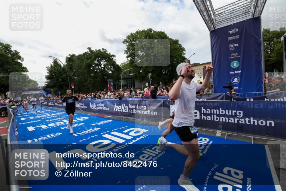 29.06.2025 - hella hamburg halbmarathon Zöllner http://msf.ph/oto/8422476 29.06.2025 10:32:34 Ziel 1707, 5070, 5746, 8883, 11745, 11877, 13199, 16957, 18135, 18562, 18563 meine-sportfotos.de
