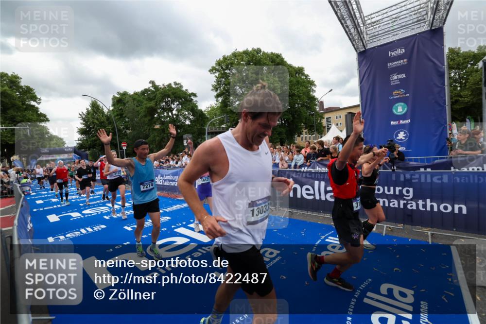 29.06.2025 - hella hamburg halbmarathon Zöllner http://msf.ph/oto/8422487 29.06.2025 10:54:22 Ziel 1267, 1442, 3103, 3177, 3861, 6082, 6084, 6511, 6512, 7274, 8223, 8772, 11430, 13033, 13289, 13803, 15946, 16527, 16574, 16750, 16879, 17087, 17698, 18268 meine-sportfotos.de