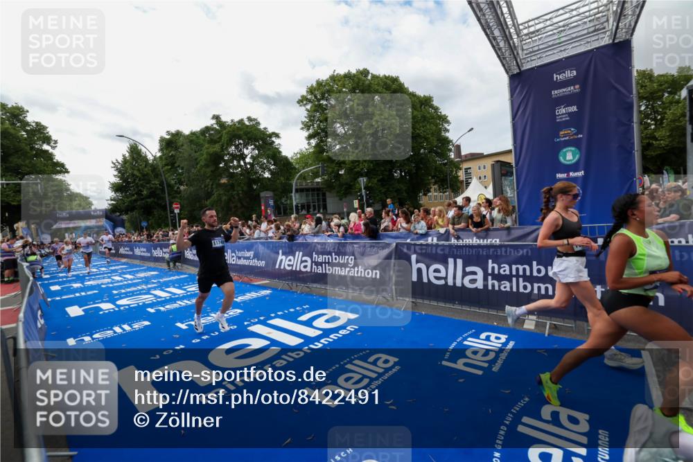 29.06.2025 - hella hamburg halbmarathon Zöllner http://msf.ph/oto/8422491 29.06.2025 10:32:35 Ziel 1707, 5070, 8883, 11745, 11877, 13199, 14293, 14908, 16957, 18135, 18562, 18563 meine-sportfotos.de