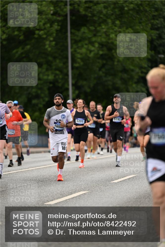 29.06.2025 - hella hamburg halbmarathon Dr. Thomas Lammeyer http://msf.ph/oto/8422492 29.06.2025 10:48:14 Kennedybrücke 1816, 2258, 2343, 2361, 3597, 4636, 4866, 5001, 5192, 5201, 5214, 5649, 5720, 5902, 5905, 6012, 6096, 6226, 6334, 6931, 7197, 7205, 8504, 9704, 9879, 10006, 10097, 10220, 11093, 11279 meine-sportfotos.de