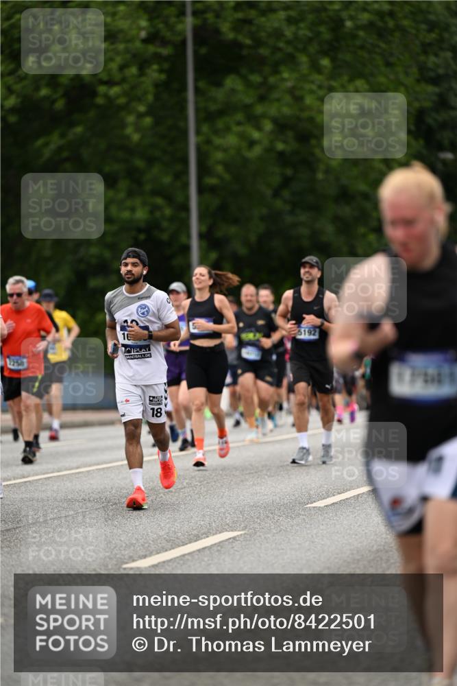29.06.2025 - hella hamburg halbmarathon Dr. Thomas Lammeyer http://msf.ph/oto/8422501 29.06.2025 10:48:15 Kennedybrücke 1816, 2258, 2343, 2361, 3597, 4636, 4866, 5001, 5192, 5201, 5214, 5649, 5902, 5905, 6012, 6096, 6226, 6334, 6931, 7197, 7205, 8504, 9704, 9879, 10006, 10097, 10220, 11093, 11279 meine-sportfotos.de