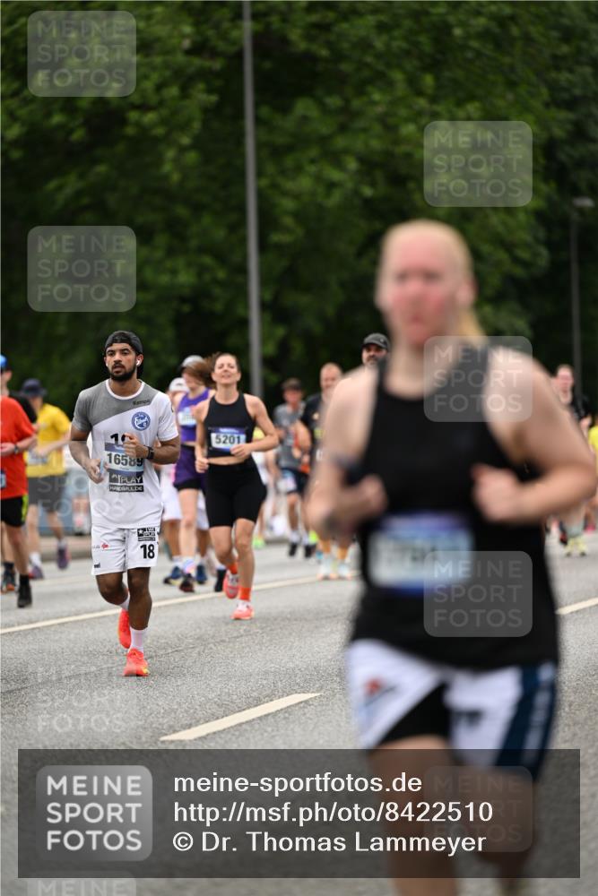 29.06.2025 - hella hamburg halbmarathon Dr. Thomas Lammeyer http://msf.ph/oto/8422510 29.06.2025 10:48:15 Kennedybrücke 1816, 2258, 2343, 2361, 3597, 4636, 4866, 5001, 5192, 5201, 5214, 5649, 5902, 5905, 6012, 6096, 6226, 6334, 6931, 7197, 7205, 8504, 9704, 9879, 10006, 10097, 10220, 11093, 11279 meine-sportfotos.de