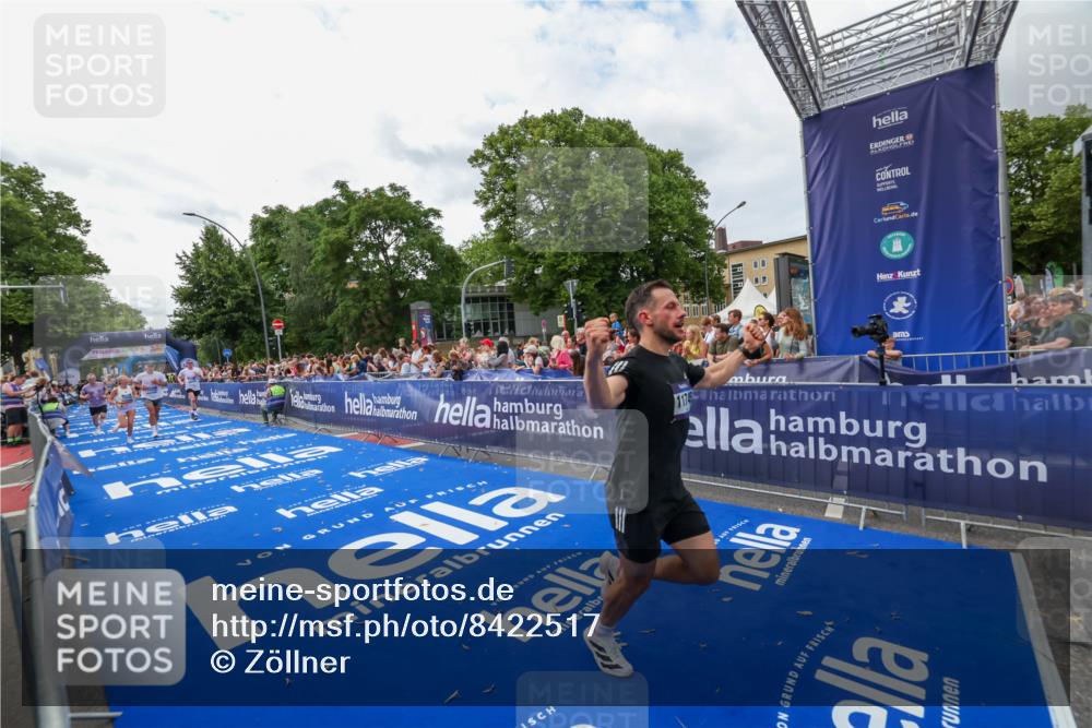 29.06.2025 - hella hamburg halbmarathon Zöllner http://msf.ph/oto/8422517 29.06.2025 10:32:35 Ziel 1707, 5070, 8883, 11745, 11877, 13199, 14293, 14908, 16957, 18135, 18562, 18563 meine-sportfotos.de