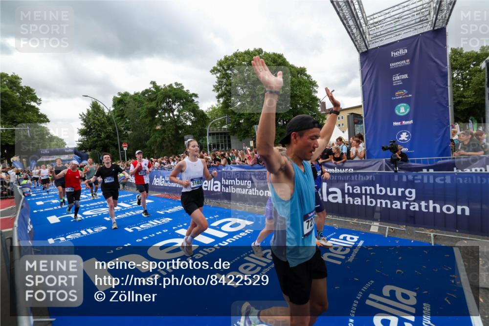 29.06.2025 - hella hamburg halbmarathon Zöllner http://msf.ph/oto/8422529 29.06.2025 10:54:23 Ziel 1267, 1442, 3103, 3177, 3861, 4635, 6082, 6084, 6511, 6512, 7274, 8223, 8772, 11430, 12362, 13033, 13289, 13803, 15946, 16527, 16574, 16750, 16879, 17087, 17698, 18268 meine-sportfotos.de