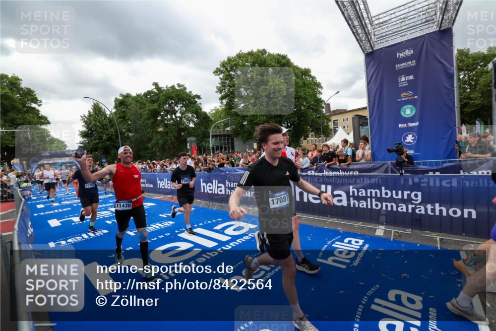 29.06.2025 - hella hamburg halbmarathon Zöllner http://msf.ph/oto/8422564 29.06.2025 10:54:24 Ziel 1267, 1442, 3103, 3426, 3861, 4635, 6511, 6512, 7274, 8223, 8772, 11430, 12362, 13289, 13803, 15946, 16327, 16527, 16574, 16750, 16879, 17087, 17698, 18268 meine-sportfotos.de