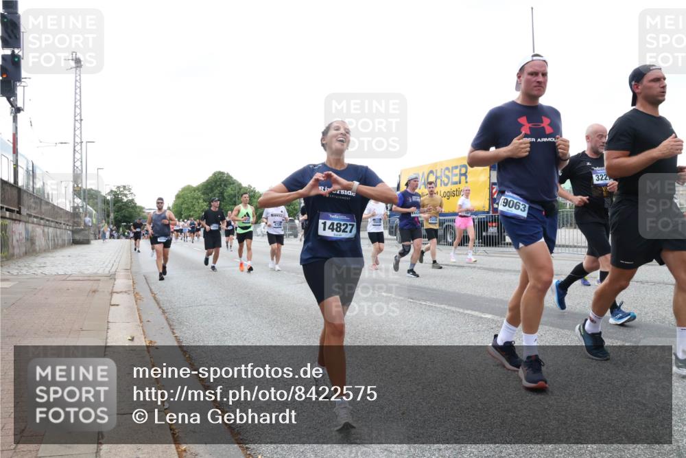 29.06.2025 - hella hamburg halbmarathon Lena Gebhardt http://msf.ph/oto/8422575 29.06.2025 10:52:51 Lombardsbrücke 4729, 14827, 1543, 9063, 442, 154, 322, 1369, 1826, 2146, 2291, 2362, 2420, 2528, 2701, 2983, 2988, 3140, 3227, 3787, 4591, 4729, 5360, 6135, 6521, 6671, 7032, 7511, 7681, 7735, 7737, 7812, 8641, 9068, 9070, 9103, 9545, 9731, 10055, 10080, 10392, 10417, 10568, 10600, 10661, 10879, 10928, 10981, 11297, 11520, 11524, 11919, 12127, 12128, 12994, 13489, 13916, 13917, 14009, 14765, 14807, 14977, 14979, 16137 meine-sportfotos.de