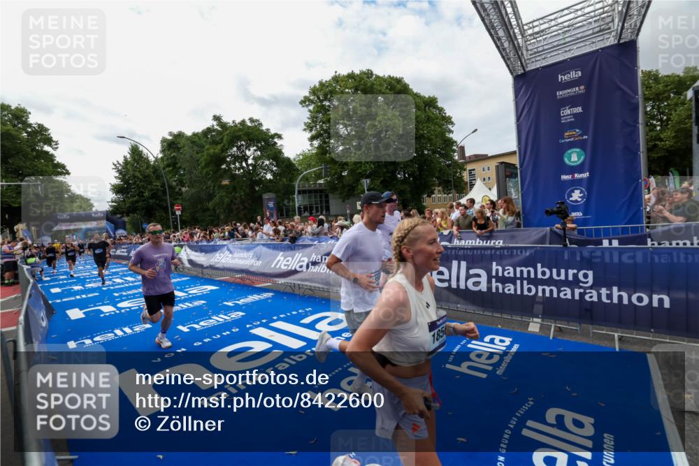 29.06.2025 - hella hamburg halbmarathon Zöllner http://msf.ph/oto/8422600 29.06.2025 10:32:39 Ziel 1707, 1990, 11877, 13199, 14293, 14908, 16619, 18135, 18562, 18563 meine-sportfotos.de