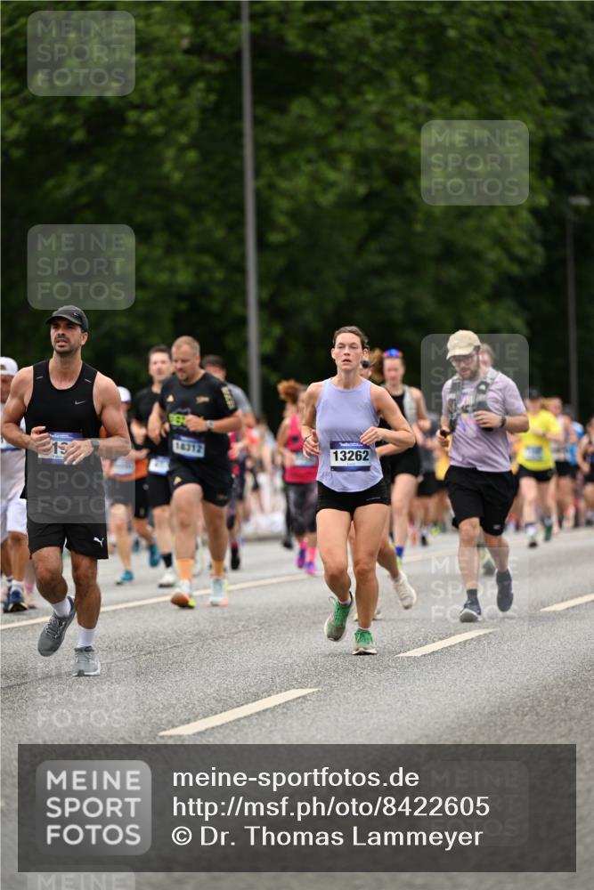 29.06.2025 - hella hamburg halbmarathon Dr. Thomas Lammeyer http://msf.ph/oto/8422605 29.06.2025 10:48:18 Kennedybrücke 1400, 1816, 2258, 2343, 2361, 2733, 3597, 4636, 4866, 5001, 5192, 5201, 5214, 5649, 5902, 5905, 6096, 6226, 6334, 6931, 7197, 7205, 8504, 9704, 9879, 10006, 10097, 10220, 11093, 11279 meine-sportfotos.de