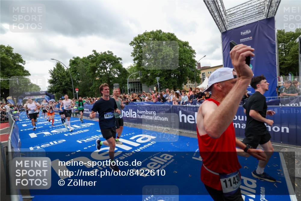 29.06.2025 - hella hamburg halbmarathon Zöllner http://msf.ph/oto/8422610 29.06.2025 10:54:26 Ziel 1267, 1442, 3426, 4635, 6511, 6512, 7129, 8772, 11009, 11430, 12321, 12362, 13289, 13803, 15946, 16327, 16574, 16750, 16879, 17698, 18268, 19067 meine-sportfotos.de