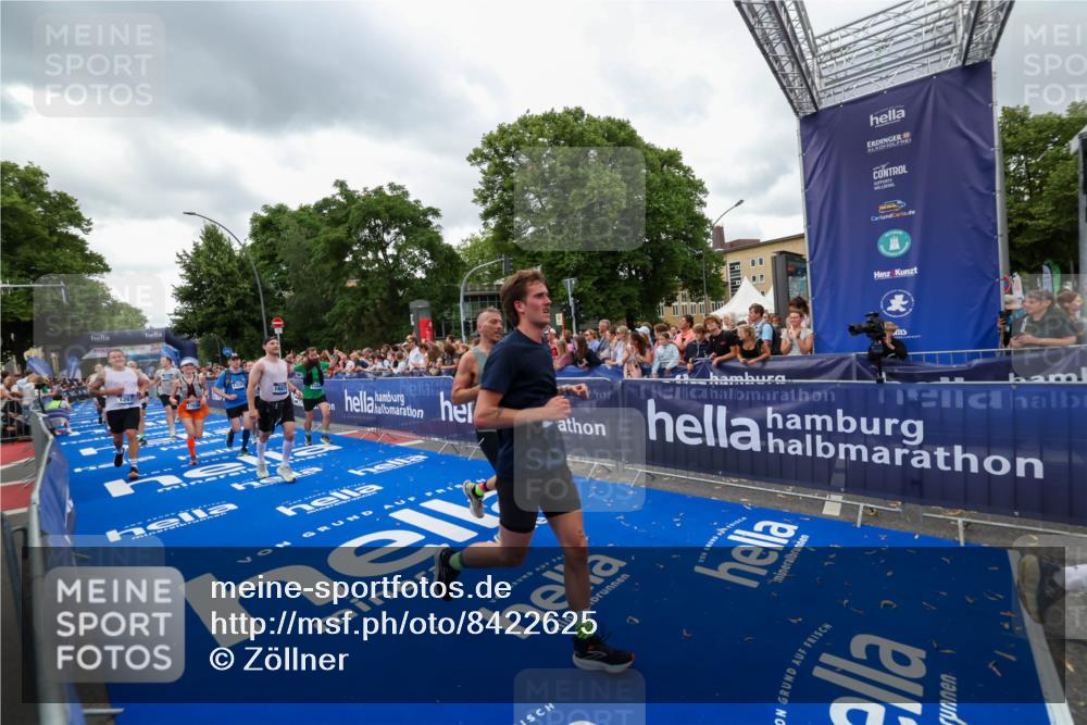 29.06.2025 - hella hamburg halbmarathon Zöllner http://msf.ph/oto/8422625 29.06.2025 10:54:26 Ziel 1267, 1442, 3426, 4635, 6511, 6512, 7129, 8772, 11009, 11430, 12321, 12362, 13289, 13803, 15946, 16327, 16574, 16750, 16879, 17698, 18268, 19067 meine-sportfotos.de