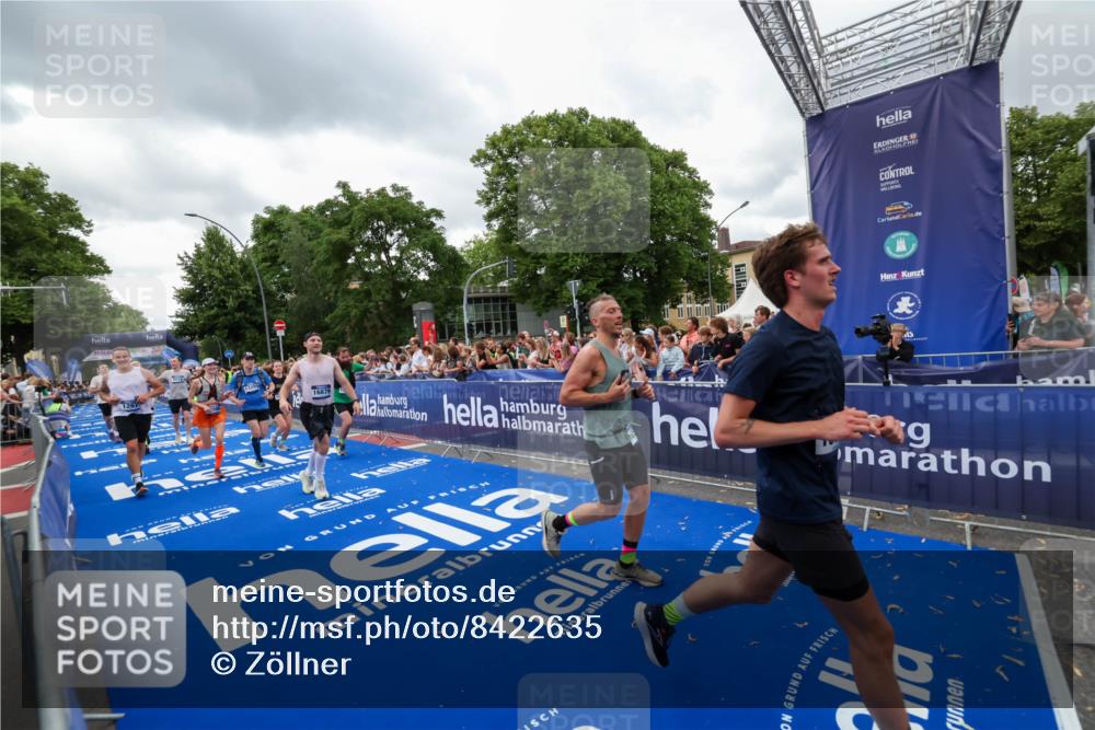 29.06.2025 - hella hamburg halbmarathon Zöllner http://msf.ph/oto/8422635 29.06.2025 10:54:26 Ziel 1267, 1442, 3426, 4635, 6511, 6512, 7129, 8772, 11009, 11430, 12321, 12362, 13289, 13803, 15946, 16327, 16574, 16750, 16879, 17698, 18268, 19067 meine-sportfotos.de
