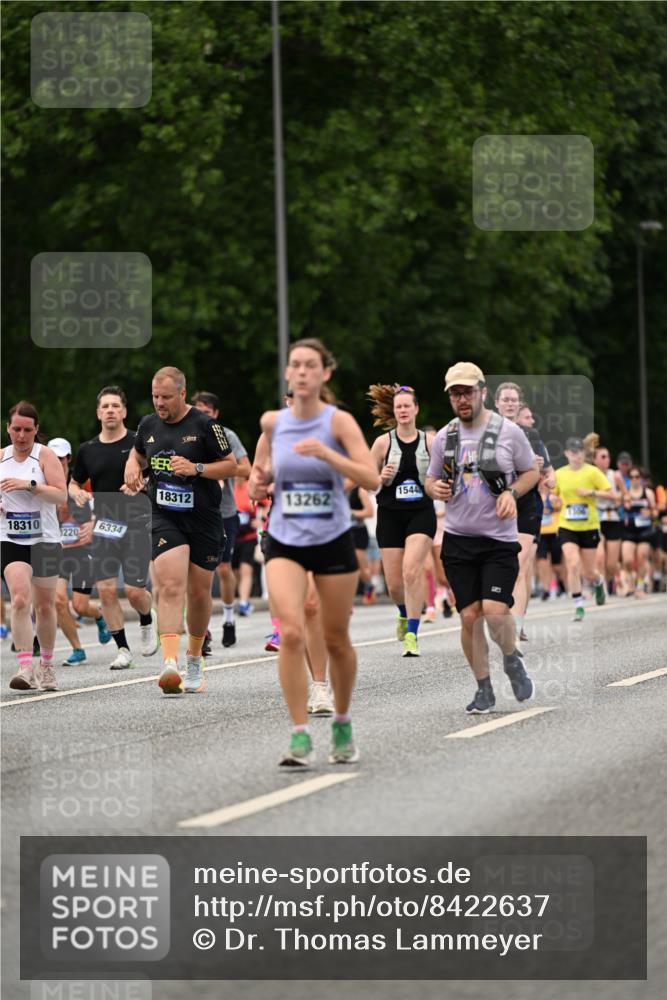29.06.2025 - hella hamburg halbmarathon Dr. Thomas Lammeyer http://msf.ph/oto/8422637 29.06.2025 10:48:19 Kennedybrücke 1400, 1459, 1816, 2258, 2343, 2733, 3597, 4636, 4866, 5001, 5192, 5201, 5214, 5649, 5902, 5905, 6096, 6226, 6334, 6931, 7197, 7205, 8504, 9704, 9879, 10006, 10097, 10220, 11093, 11279 meine-sportfotos.de