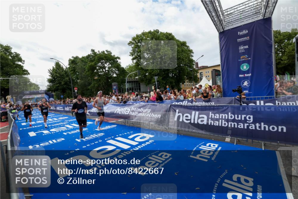 29.06.2025 - hella hamburg halbmarathon Zöllner http://msf.ph/oto/8422667 29.06.2025 10:32:41 Ziel 1707, 1990, 11877, 12987, 13961, 14293, 14908, 16619, 17117, 18135 meine-sportfotos.de