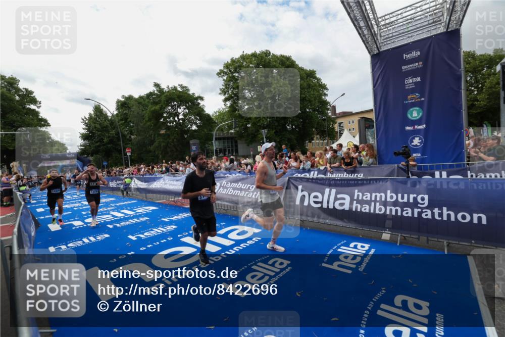 29.06.2025 - hella hamburg halbmarathon Zöllner http://msf.ph/oto/8422696 29.06.2025 10:32:41 Ziel 1707, 1990, 11877, 12987, 13961, 14293, 14908, 16619, 17117, 18135 meine-sportfotos.de