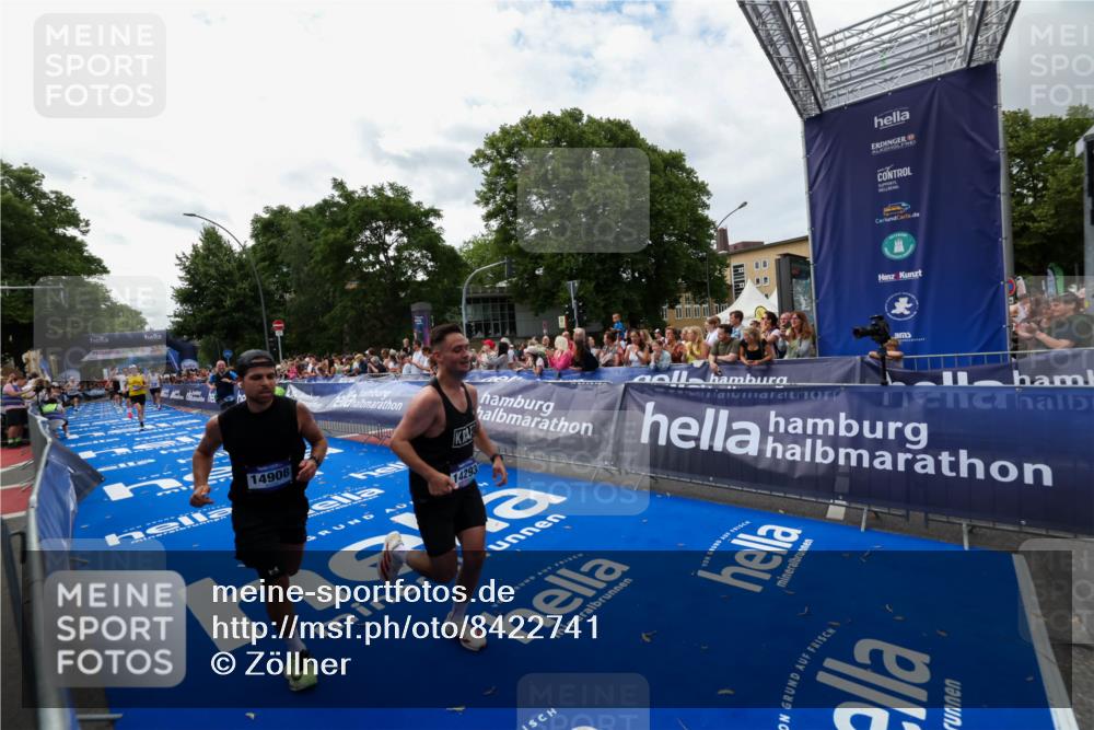 29.06.2025 - hella hamburg halbmarathon Zöllner http://msf.ph/oto/8422741 29.06.2025 10:32:43 Ziel 1990, 7965, 8062, 12987, 13961, 14293, 14908, 16619, 17117, 17151 meine-sportfotos.de