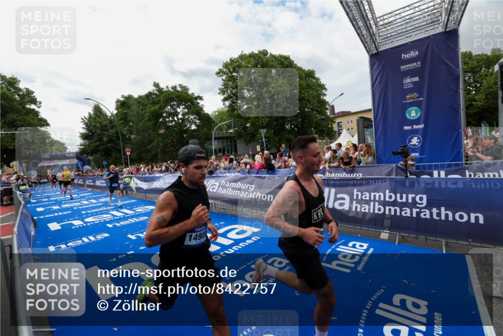 29.06.2025 - hella hamburg halbmarathon Zöllner http://msf.ph/oto/8422757 29.06.2025 10:32:43 Ziel 1990, 7965, 8062, 12987, 13961, 14293, 14908, 16619, 17117, 17151 meine-sportfotos.de