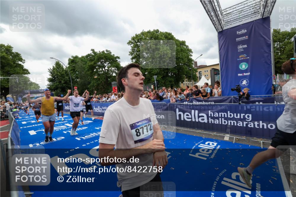 29.06.2025 - hella hamburg halbmarathon Zöllner http://msf.ph/oto/8422758 29.06.2025 10:54:30 Ziel 1442, 3426, 3794, 4635, 4868, 6511, 6512, 7129, 8772, 11009, 11797, 11799, 12321, 12362, 15146, 16327, 19067 meine-sportfotos.de