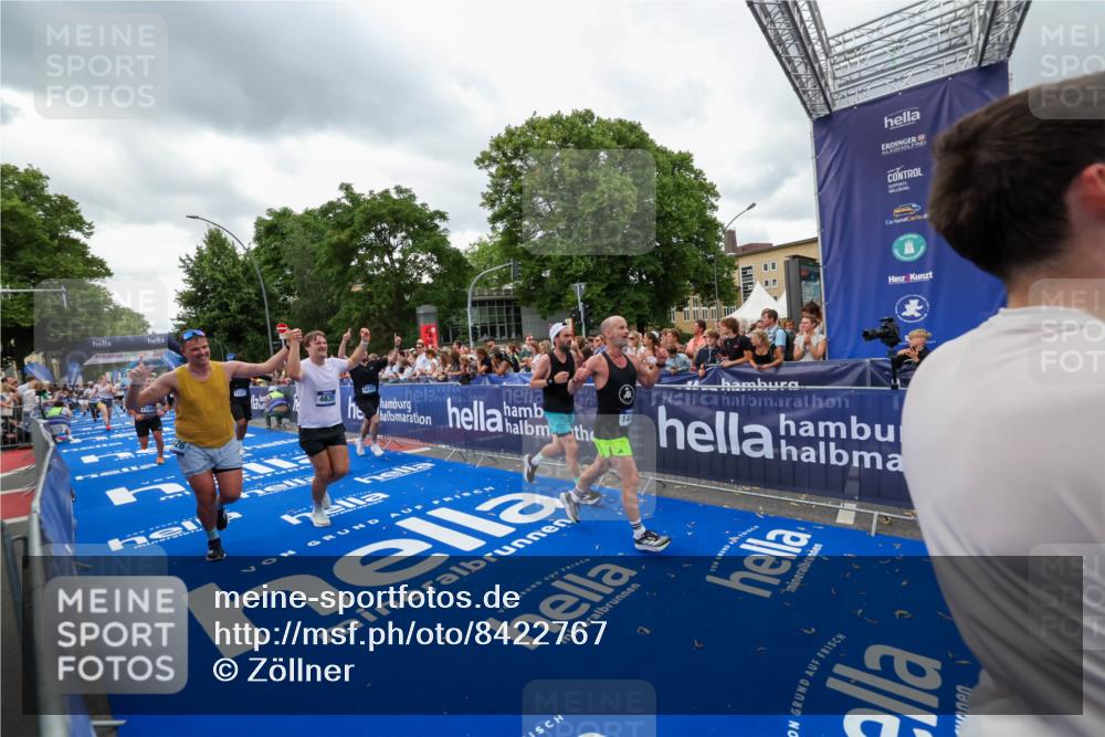 29.06.2025 - hella hamburg halbmarathon Zöllner http://msf.ph/oto/8422767 29.06.2025 10:54:31 Ziel 1442, 3426, 3794, 4635, 4868, 6511, 7129, 8772, 8798, 11009, 11797, 11799, 12321, 12362, 12607, 15146, 16327, 19067 meine-sportfotos.de