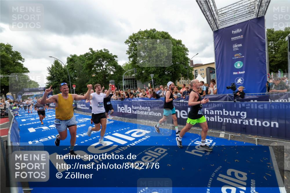 29.06.2025 - hella hamburg halbmarathon Zöllner http://msf.ph/oto/8422776 29.06.2025 10:54:31 Ziel 1442, 3426, 3794, 4635, 4868, 6511, 7129, 8772, 8798, 11009, 11797, 11799, 12321, 12362, 12607, 15146, 16327, 19067 meine-sportfotos.de