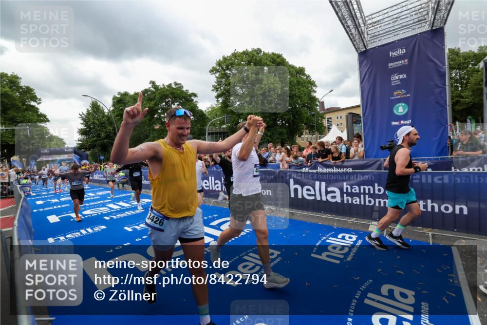 29.06.2025 - hella hamburg halbmarathon Zöllner http://msf.ph/oto/8422794 29.06.2025 10:54:32 Ziel 2474, 3426, 3794, 4635, 4868, 7129, 8798, 11009, 11797, 11799, 12321, 12362, 12607, 15146, 16327, 19067 meine-sportfotos.de