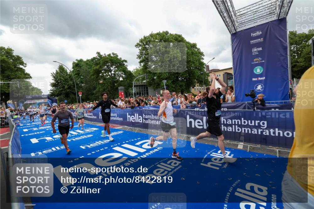 29.06.2025 - hella hamburg halbmarathon Zöllner http://msf.ph/oto/8422819 29.06.2025 10:54:32 Ziel 2474, 3426, 3794, 4635, 4868, 7129, 8798, 11009, 11797, 11799, 12321, 12362, 12607, 15146, 16327, 19067 meine-sportfotos.de