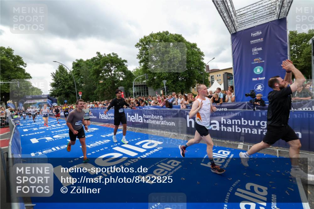 29.06.2025 - hella hamburg halbmarathon Zöllner http://msf.ph/oto/8422825 29.06.2025 10:54:33 Ziel 2474, 3426, 3794, 4868, 5259, 7129, 8798, 11009, 11797, 11799, 12321, 12607, 15146, 16327, 19067 meine-sportfotos.de