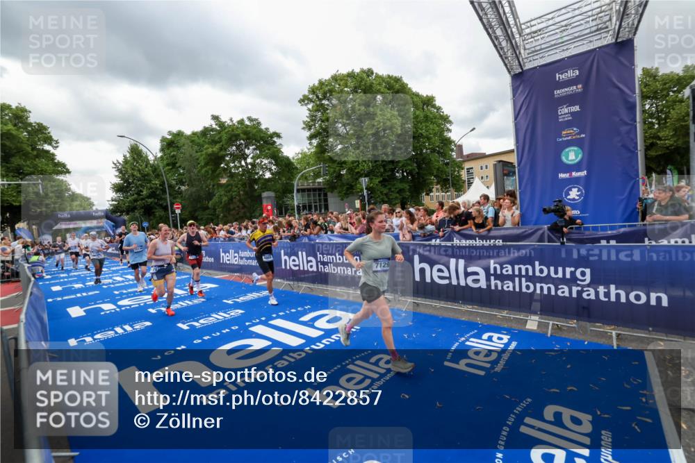 29.06.2025 - hella hamburg halbmarathon Zöllner http://msf.ph/oto/8422857 29.06.2025 10:54:35 Ziel 2474, 3794, 4868, 5259, 7129, 8798, 10040, 10368, 10376, 11797, 11799, 12607, 15146 meine-sportfotos.de
