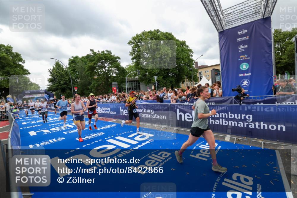 29.06.2025 - hella hamburg halbmarathon Zöllner http://msf.ph/oto/8422866 29.06.2025 10:54:35 Ziel 2474, 3794, 4868, 5259, 7129, 8798, 10040, 10368, 10376, 11797, 11799, 12607, 15146 meine-sportfotos.de