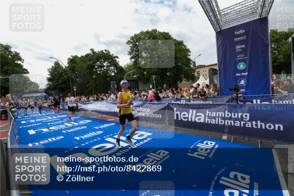 29.06.2025 - hella hamburg halbmarathon Zöllner http://msf.ph/oto/8422869 29.06.2025 10:32:46 Ziel 1990, 7965, 8062, 12987, 13961, 14028, 15054, 16619, 17117, 17151 meine-sportfotos.de