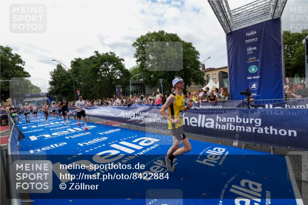 29.06.2025 - hella hamburg halbmarathon Zöllner http://msf.ph/oto/8422884 29.06.2025 10:32:47 Ziel 1990, 7965, 8062, 12987, 13961, 14028, 15054, 17117, 17151 meine-sportfotos.de