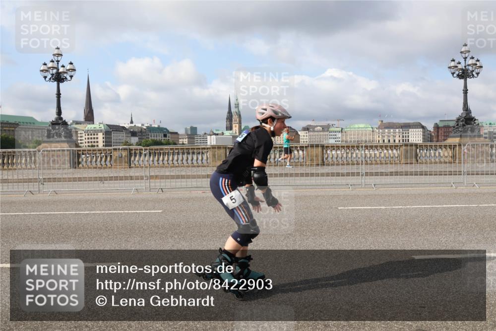 29.06.2025 - hella hamburg halbmarathon Lena Gebhardt http://msf.ph/oto/8422903 29.06.2025 08:57:53 Lombardsbrücke 5 meine-sportfotos.de
