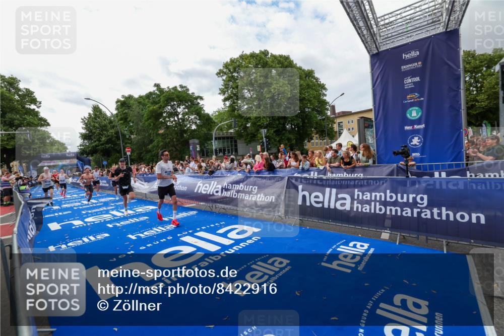 29.06.2025 - hella hamburg halbmarathon Zöllner http://msf.ph/oto/8422916 29.06.2025 10:32:47 Ziel 1990, 7965, 8062, 12987, 13961, 14028, 15054, 17117, 17151 meine-sportfotos.de