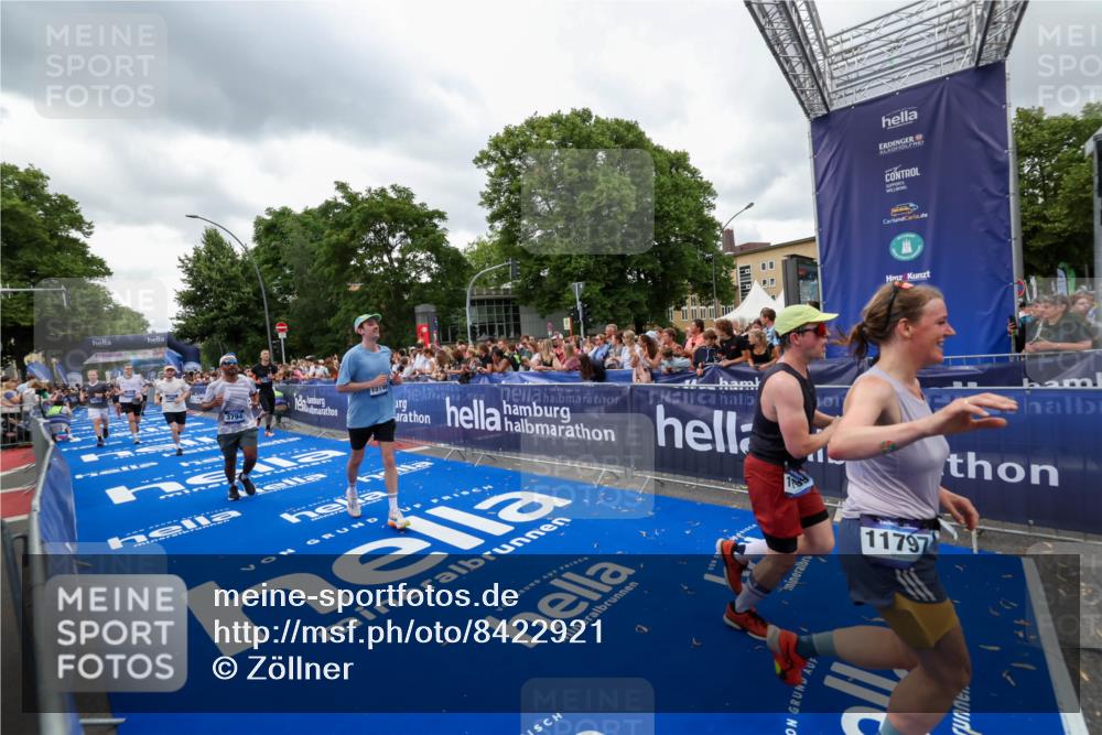 29.06.2025 - hella hamburg halbmarathon Zöllner http://msf.ph/oto/8422921 29.06.2025 10:54:36 Ziel 2474, 3794, 4868, 5259, 8798, 9012, 10040, 10368, 10376, 11797, 11799, 12607, 15146 meine-sportfotos.de
