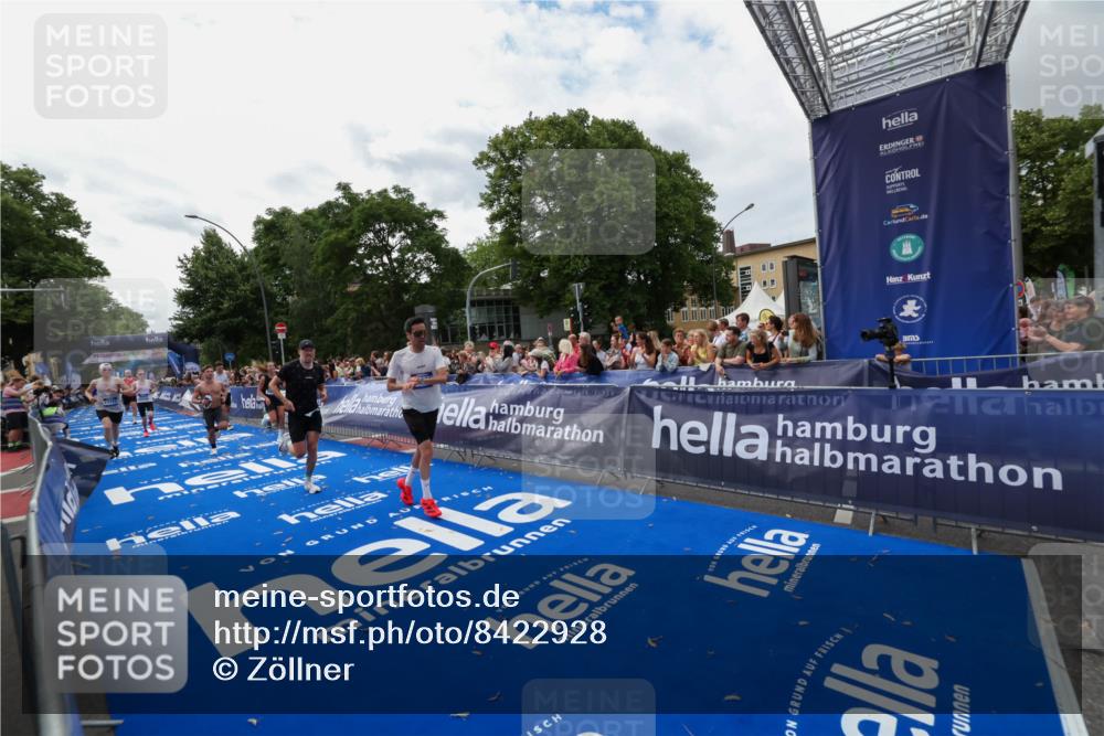 29.06.2025 - hella hamburg halbmarathon Zöllner http://msf.ph/oto/8422928 29.06.2025 10:32:48 Ziel 7965, 8062, 12987, 13686, 13961, 14028, 15054, 17117, 17151 meine-sportfotos.de